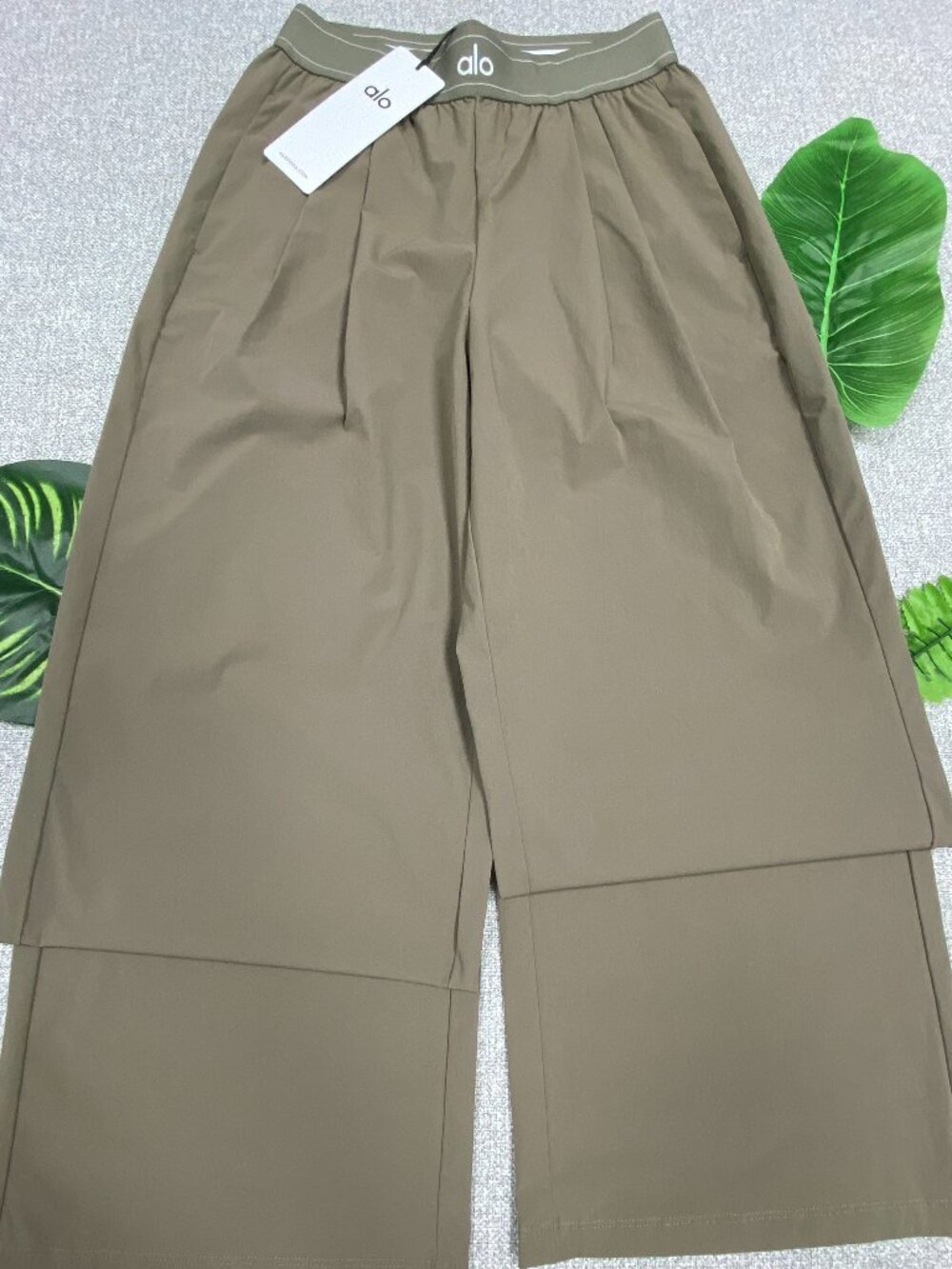 NWT ALO Yoga🌿Suit Up Trousers Olive Wide-Leg Pants 30" Inseam👩‍🌾 - Picture 7 of 8